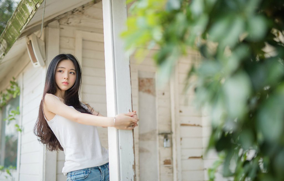 血腥的气息弥漫在躁动的空气里，关羽手中的青龙刀已经不知斩杀了多少敌人的首级，带着数十名校刀手死死地捍卫着一段城墙，荆州军能够攻上城墙的机会不多，所以一旦攻上城墙，原本如同绵羊一般温驯的荆州军，会瞬间化身成为最凶恶的豺狼虎豹。